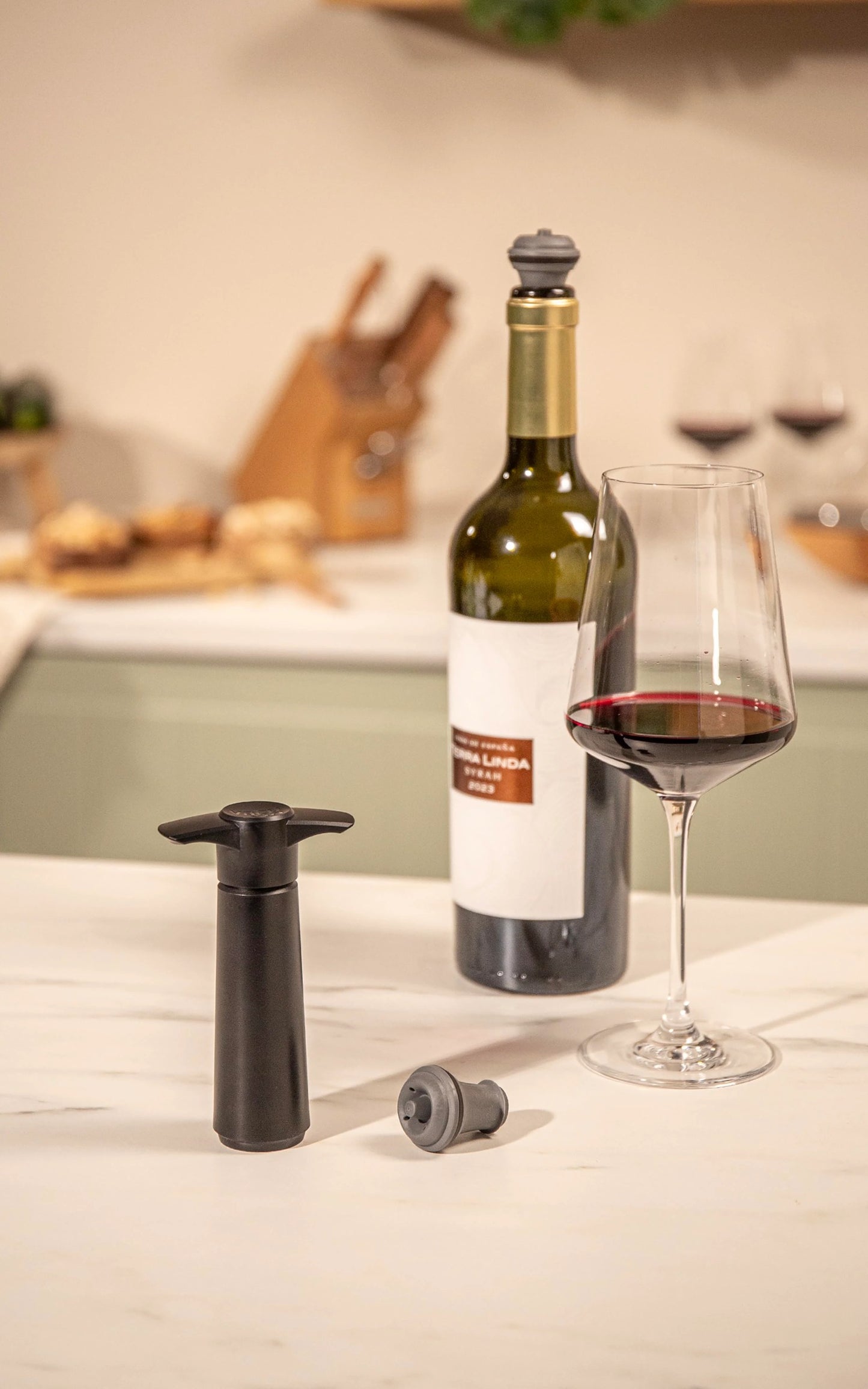 Wine Saver Black + 2 Stoppers