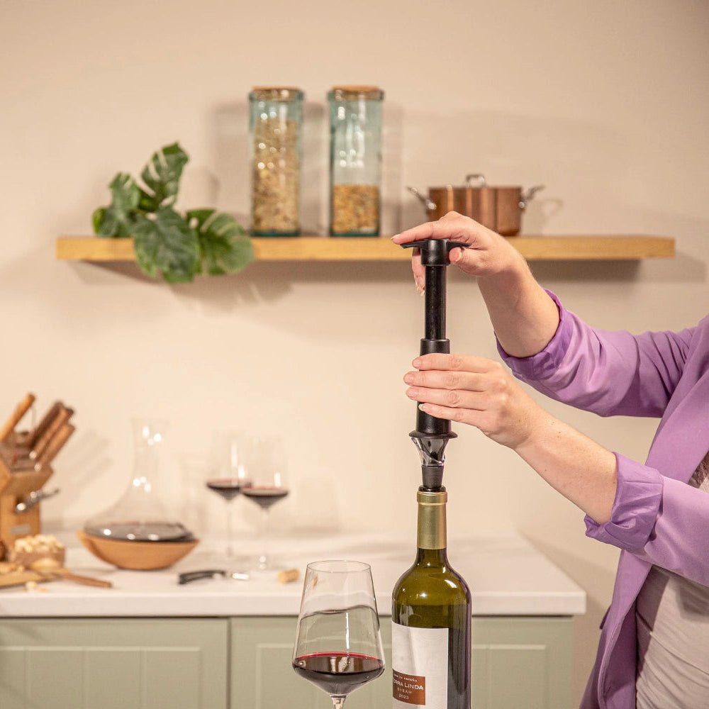 Wine Saver Black + 2 Stoppers